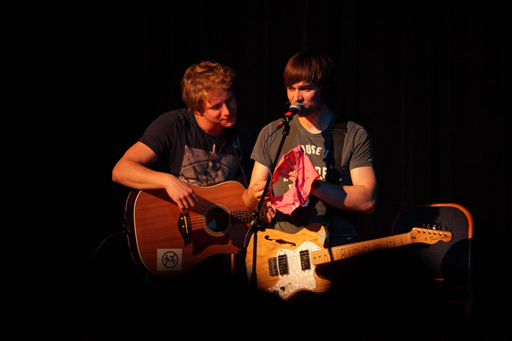 2011_04_27 | 21:04 | Tomáš Klus a Jiří Kučerovský si prohlíží dárek od fanynky