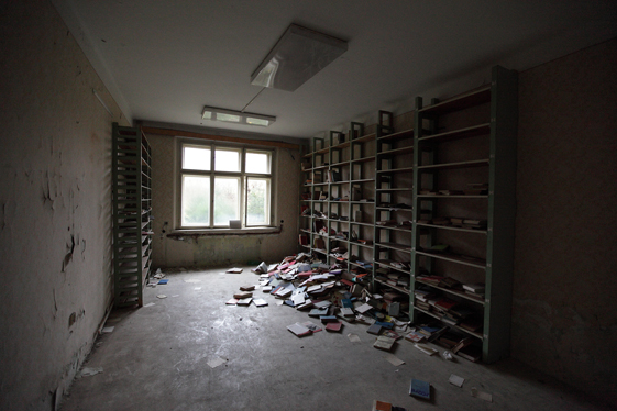 2014_11_09 | 9:54 | knihovna v opuštěném vojenském objektu
